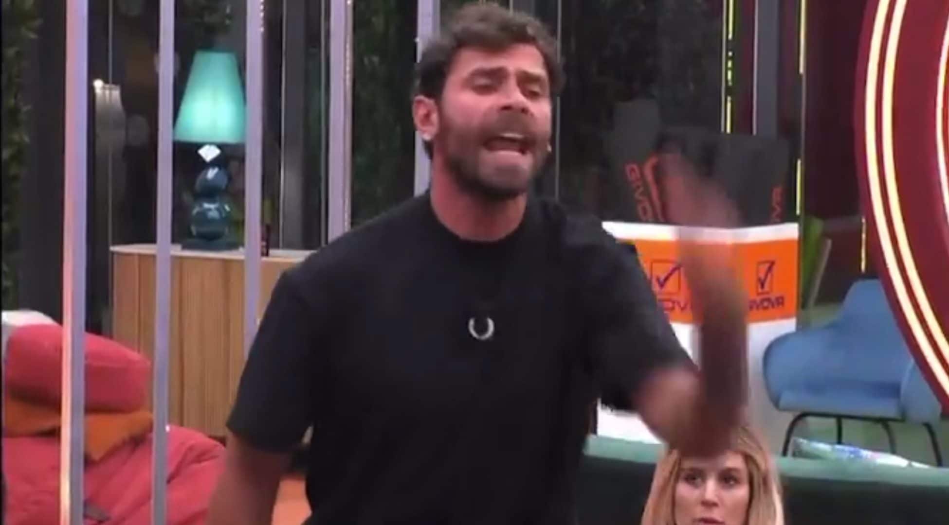 Domenico D'Alterio perde il controllo al GF e minaccia: “Smetettela o schiatto questo coso nel vetro”