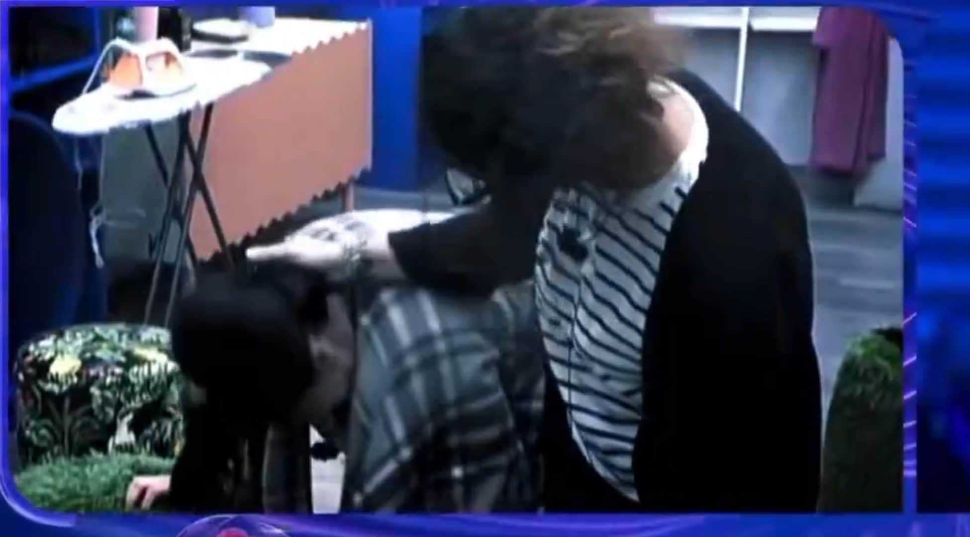 Donatella Mercoledisanto ha davvero afferrato Francesca, tirandole i capelli: il video svelato dal GF