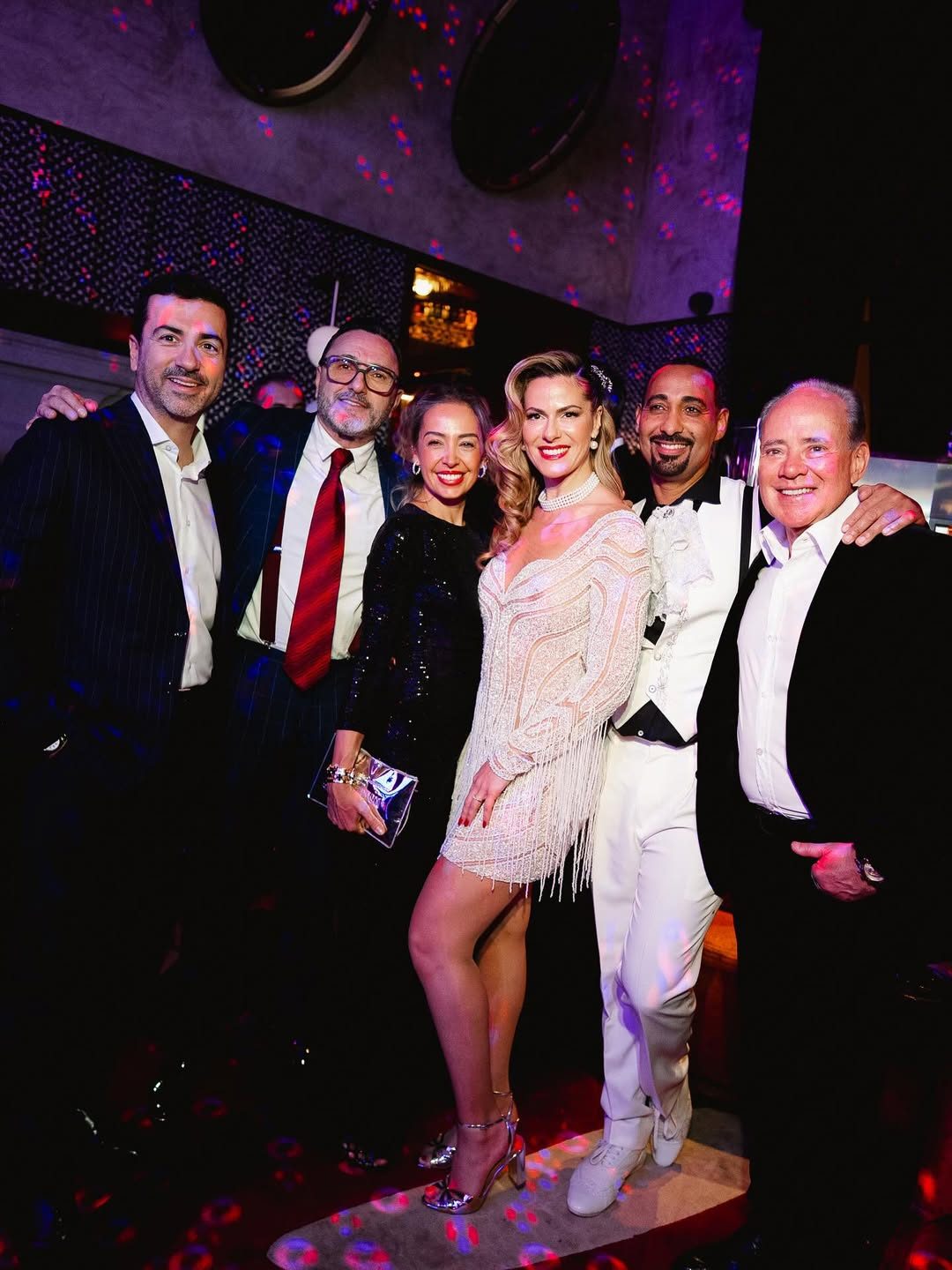 Un altro scatto tratto dal party organizzato per i 40 anni di Thais. Il nuovo fidanzato è il primo da destra.