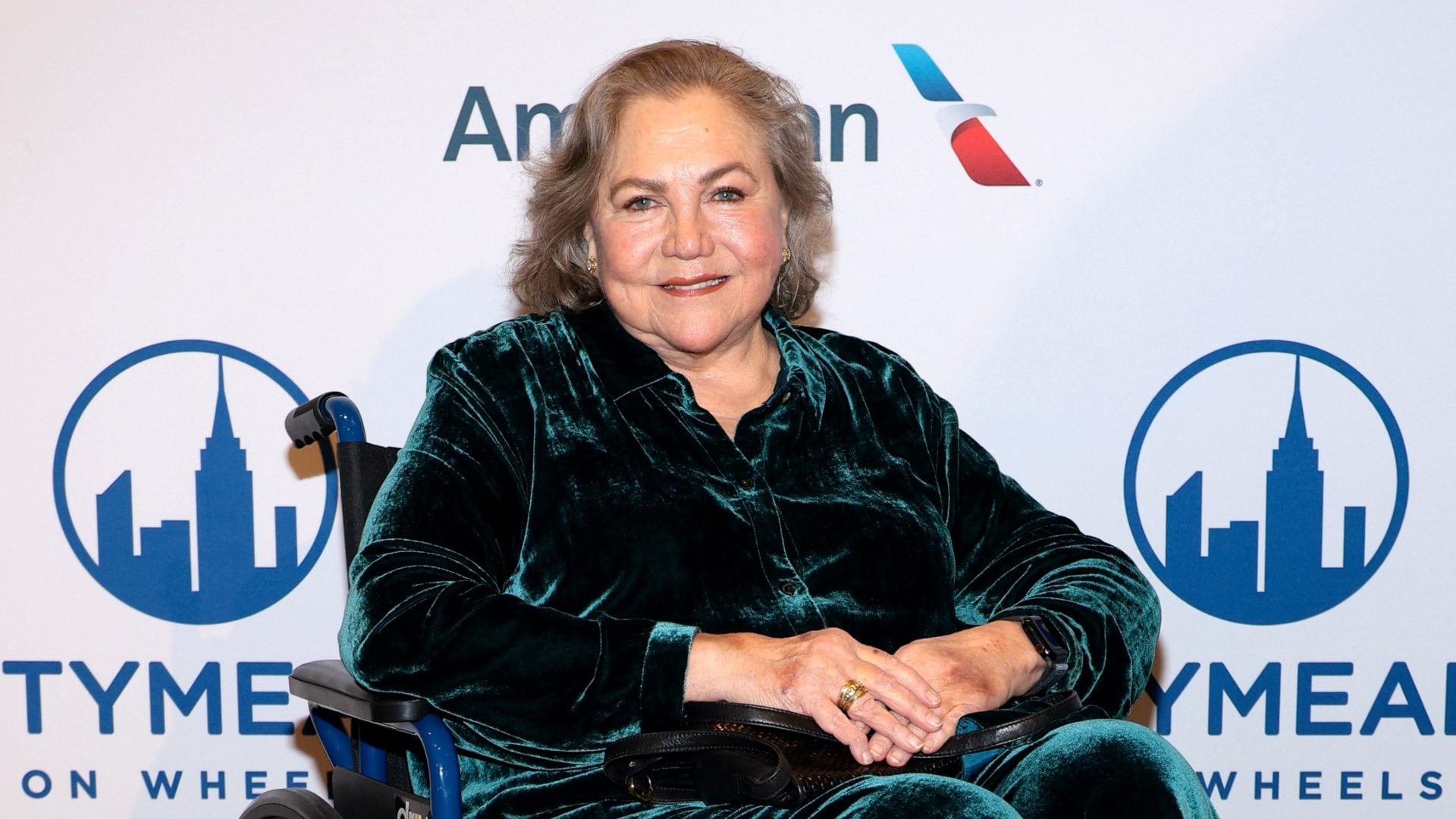 Kathleen Turner parla della sua malattia: "Sono su una sedia a rotelle a causa dell'artrite reumatoide"