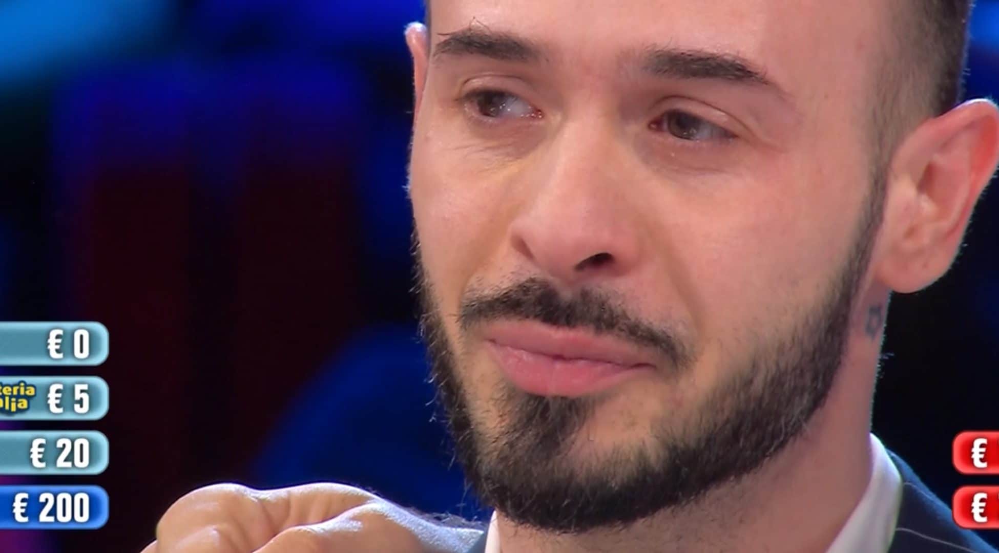 La madre gli aveva detto di scommettere sul 18, Francesco piange ad Affari Tuoi: cosa c’era nel suo pacco