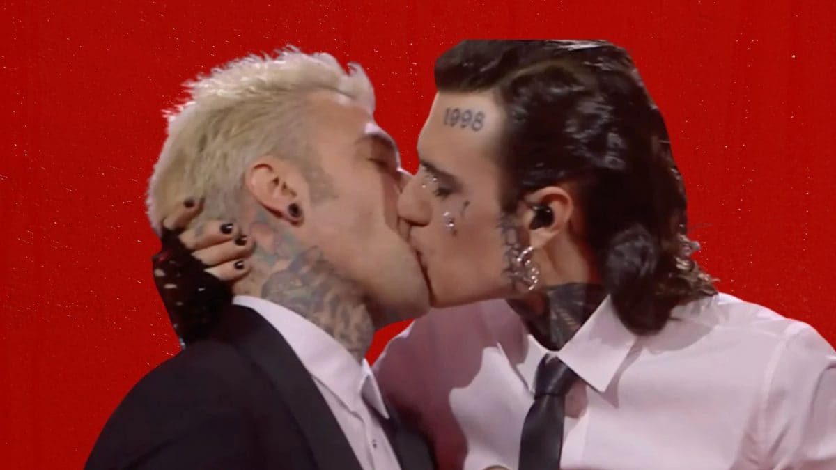 Il bacio tra Rosa Chemical e Fedez a Sanremo 2023.