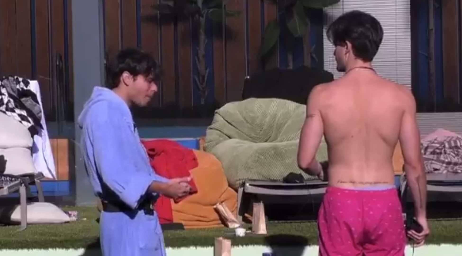 Simone mima un atto sessuale tenendo in braccio Grazia al GF: “Due secondi, guarda che le ho fatto”