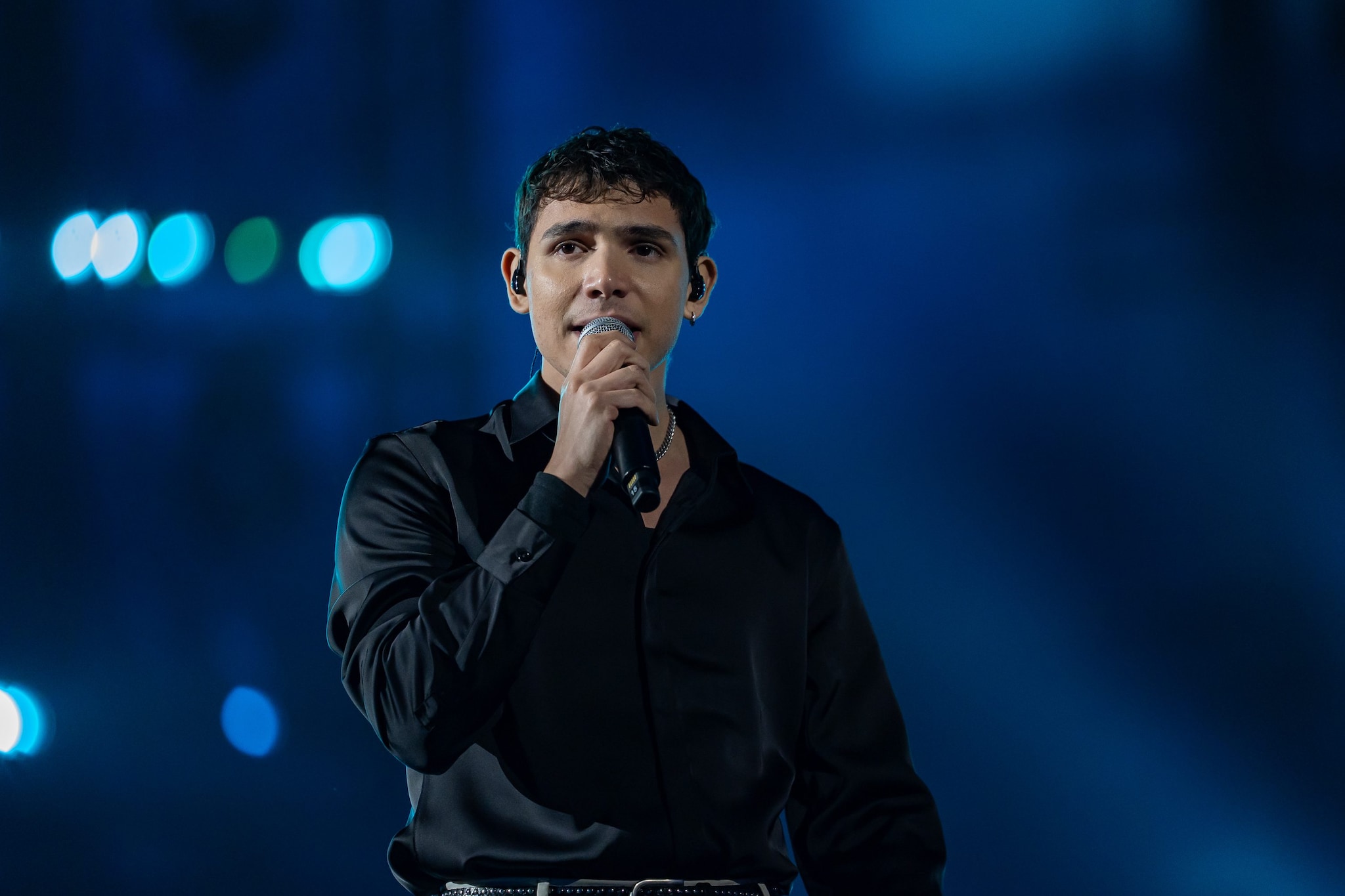 EroCaddeo canta "Punto" (ph. Carmine Conte e Virginia Bettoja)