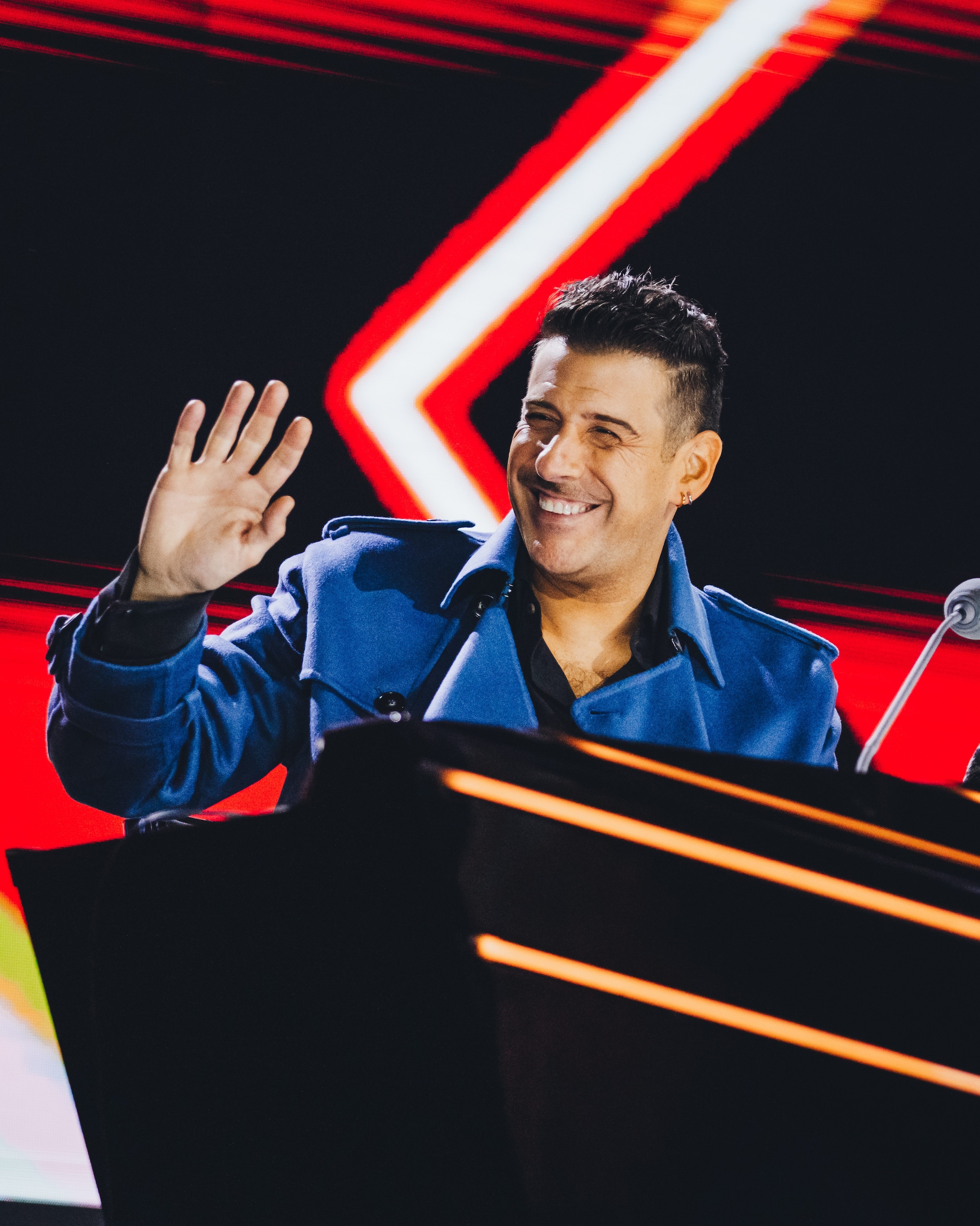 Francesco Gabbani in piazza del Plebiscito, a Napoli, per la finale di X Factor 2025