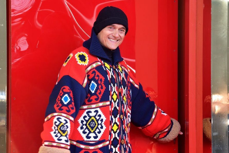 Alfonso Signorini si autosospende da Mediaset dopo le accuse di Corona: "Campagna diffamatoria, deve tutelarsi"