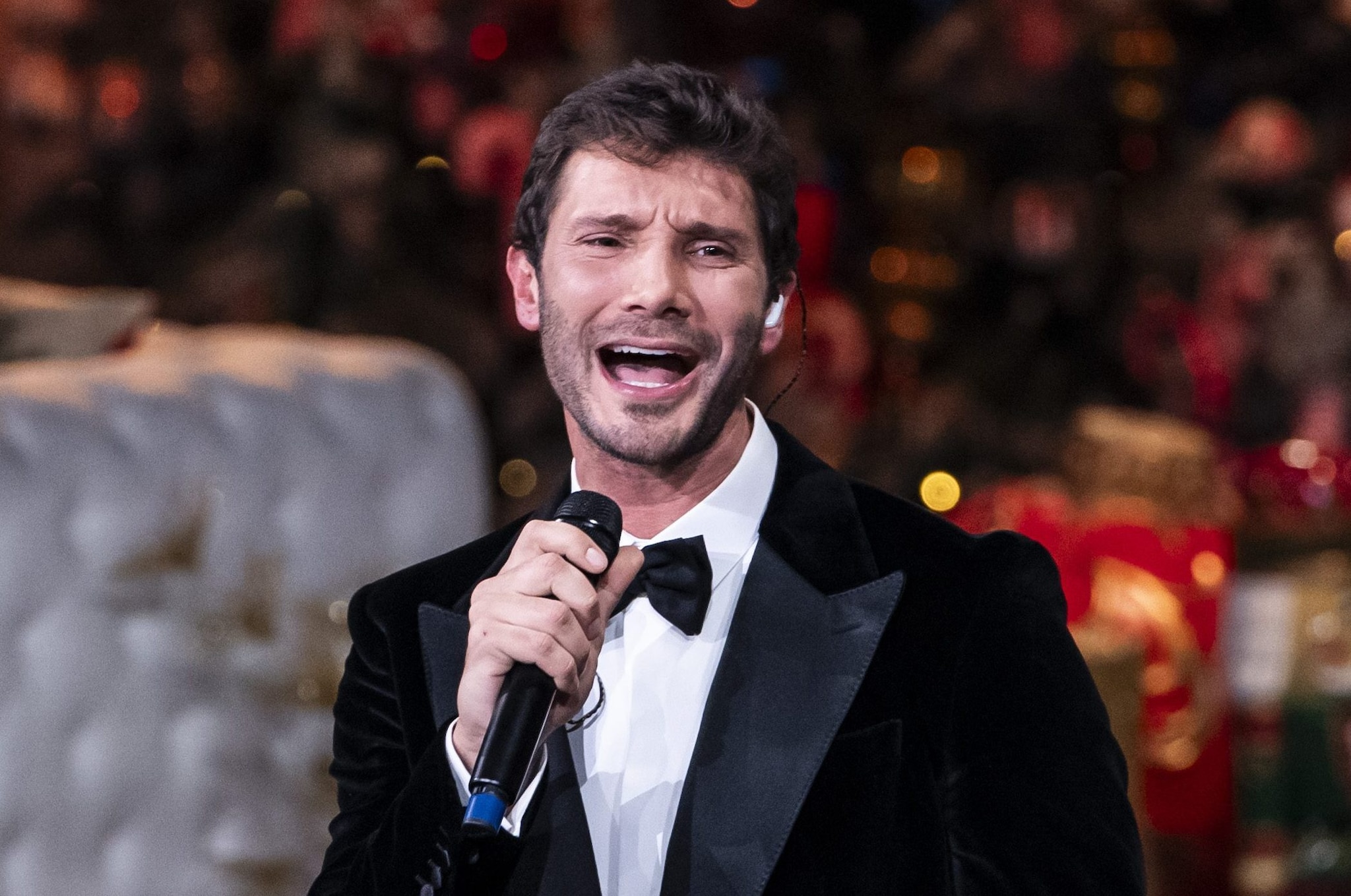 Stefano De Martino porta il suo spettacolo teatrale in tv: il nuovo appuntamento con Meglio Stasera