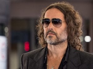 Russell Brand accusato da altre due donne di violenze, l’attore in tribunale a gennaio