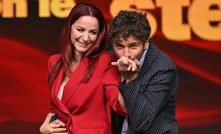 Andrea Delogu non ha una relazione con Nikita Perotti, la foto mentre bacia Alessandro Marziali sotto casa