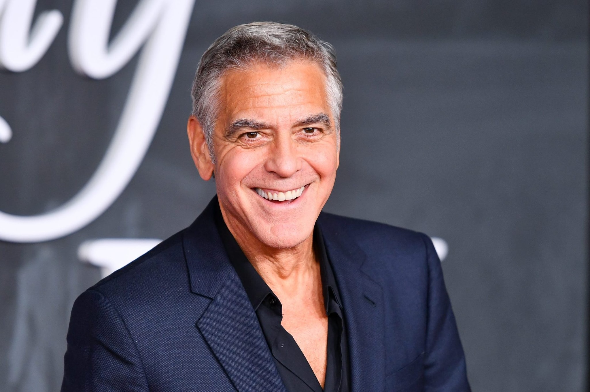 George Clooney dice stop ai ruoli romantici: "Non bacerò più nessuna nei film. L'ho deciso con mia moglie"