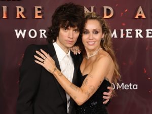 Miley Cyrus sposerà Maxx Morando: gli scatti con l&#8217;anello in bella vista e chi è il fidanzato