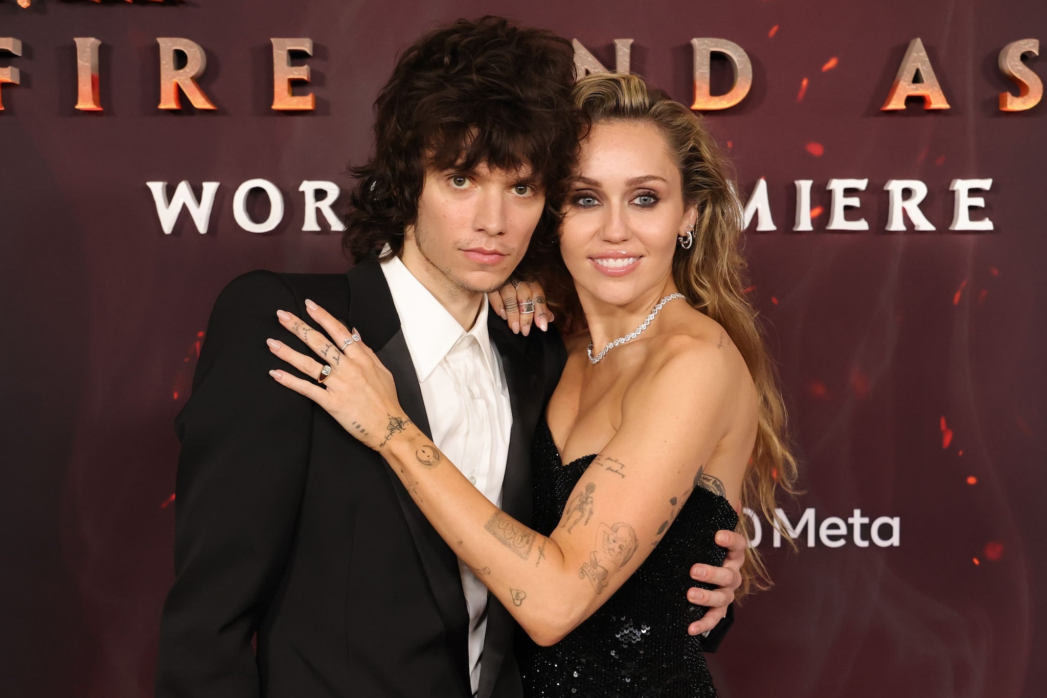 Miley Cyrus sposerà Maxx Morando: gli scatti con l'anello in bella vista e chi è il fidanzato