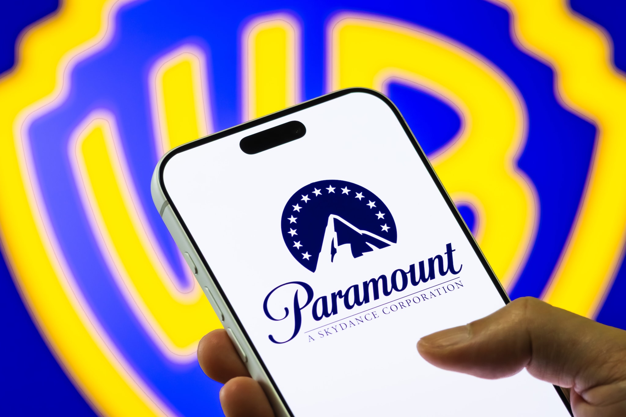 Paramount tenta il colpo contro Netflix: offerta cash per comprare Warner Bros a 30 dollari per azione