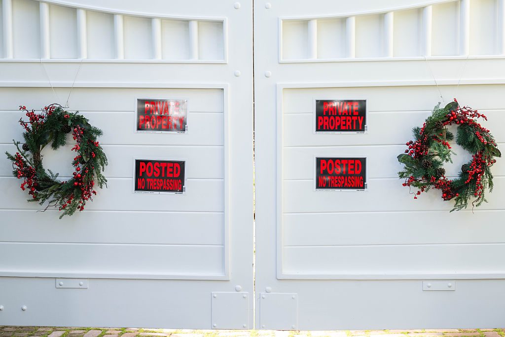 I cancelli sbarrati della casa di Rob Reiner a Brentwood, in California