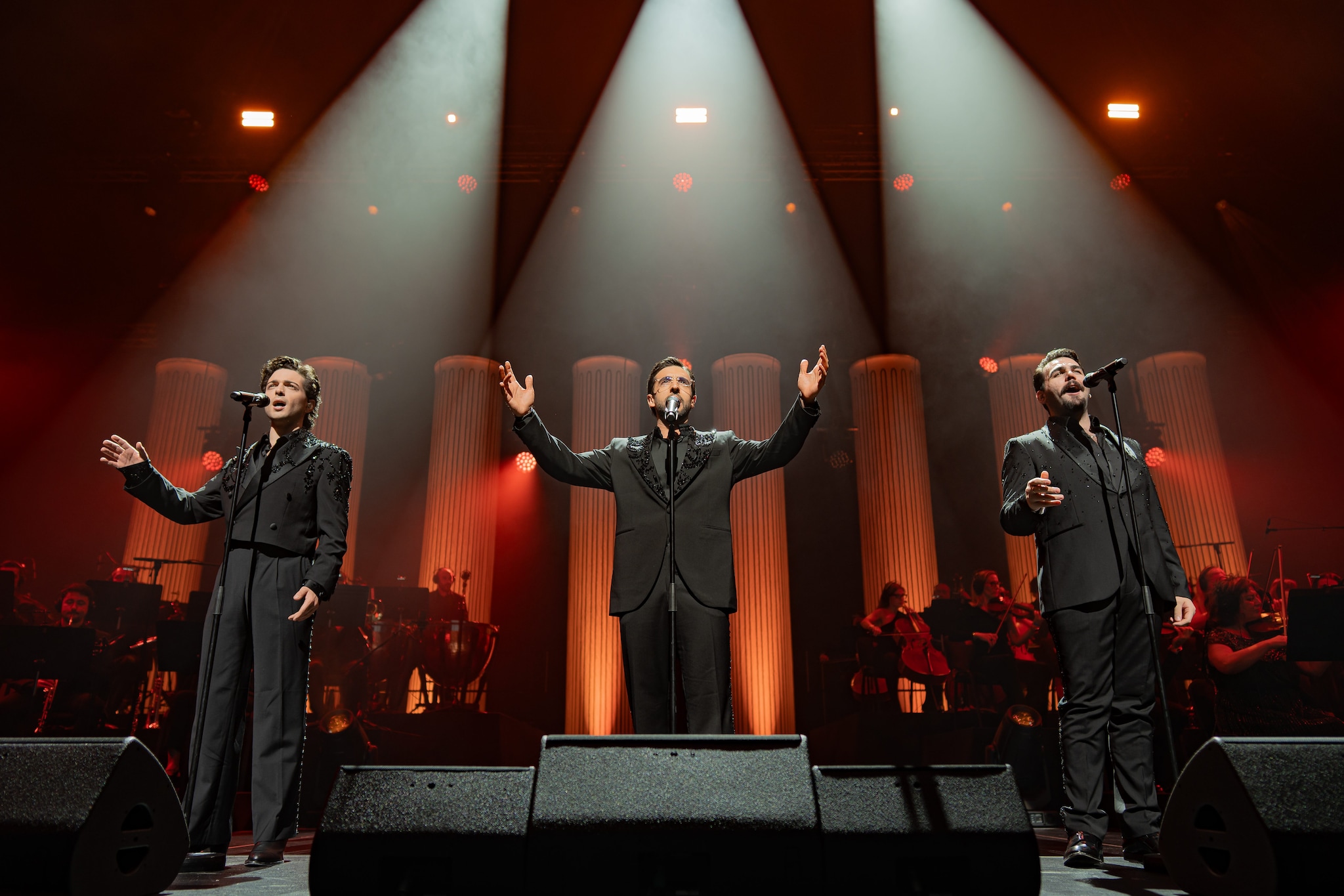 Programmi TV a Natale e Capodanno 2025/2026: cosa vedere su Rai e Mediaset, la programmazione