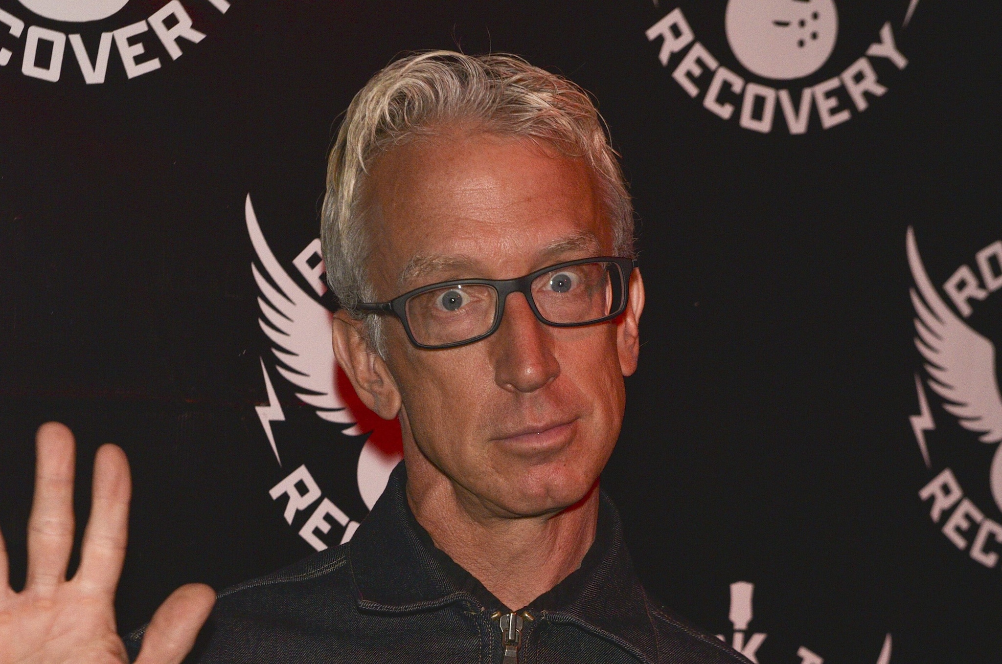 L'attore Andy Dick trovato privo di sensi in strada: vivo grazie ad alcuni passanti, cosa è successo