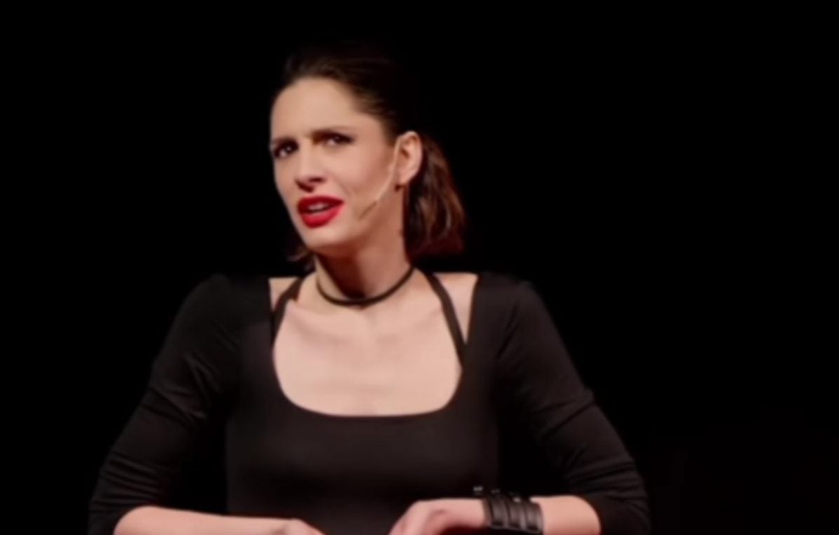 Beatrice Arnera a teatro scherza sul gossip con Bova: "Mica ci siete voi sulla copertina di Diva e Donna"