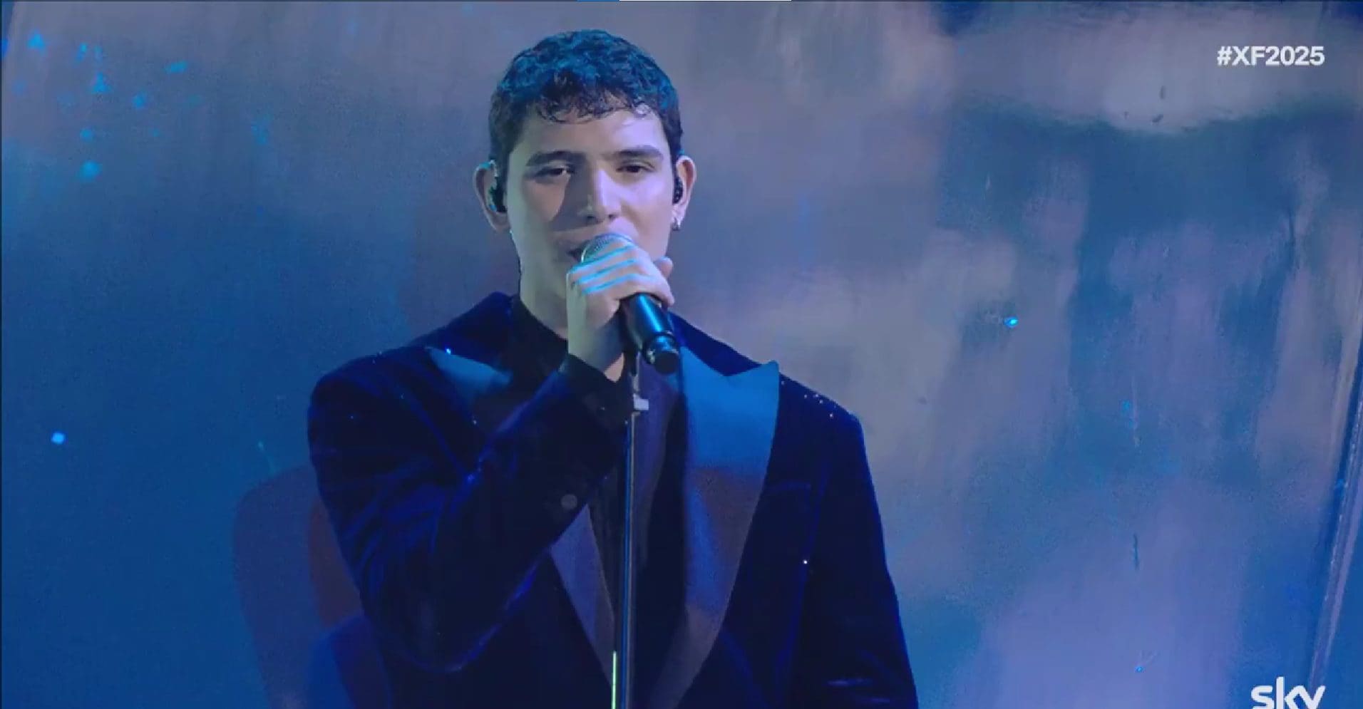 EroCaddeo apre la finale di X Factor 2025, la fidanzata è presente tra il pubblico a Napoli