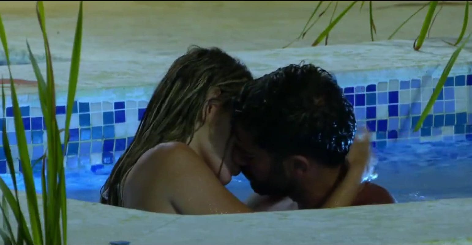 A Temptation Island Spagna Claudia tradisce ancora il fidanzato con un altro tentatore, le immagini con Aitor