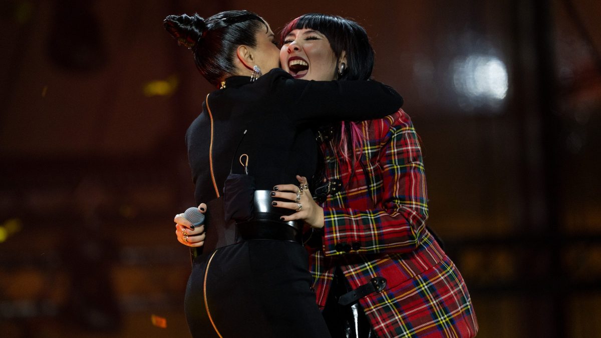 Paola Iezzi abbraccia la sua Rob (ph. Carmine Conte e Virginia Bettoja)