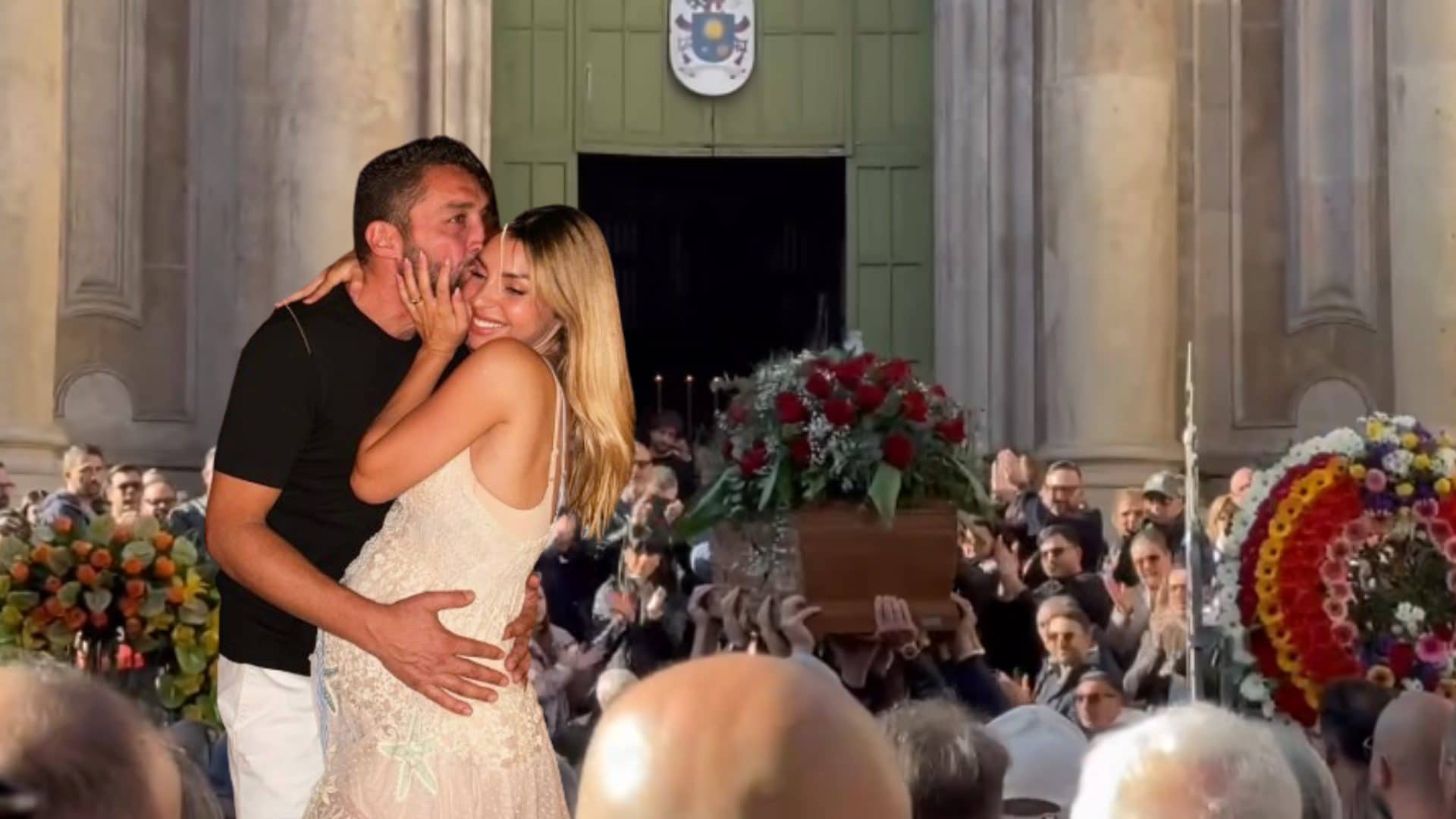 I funerali del marito di Susy Fuccillo a Catania: la folla saluta il 41enne Salvatore Raciti