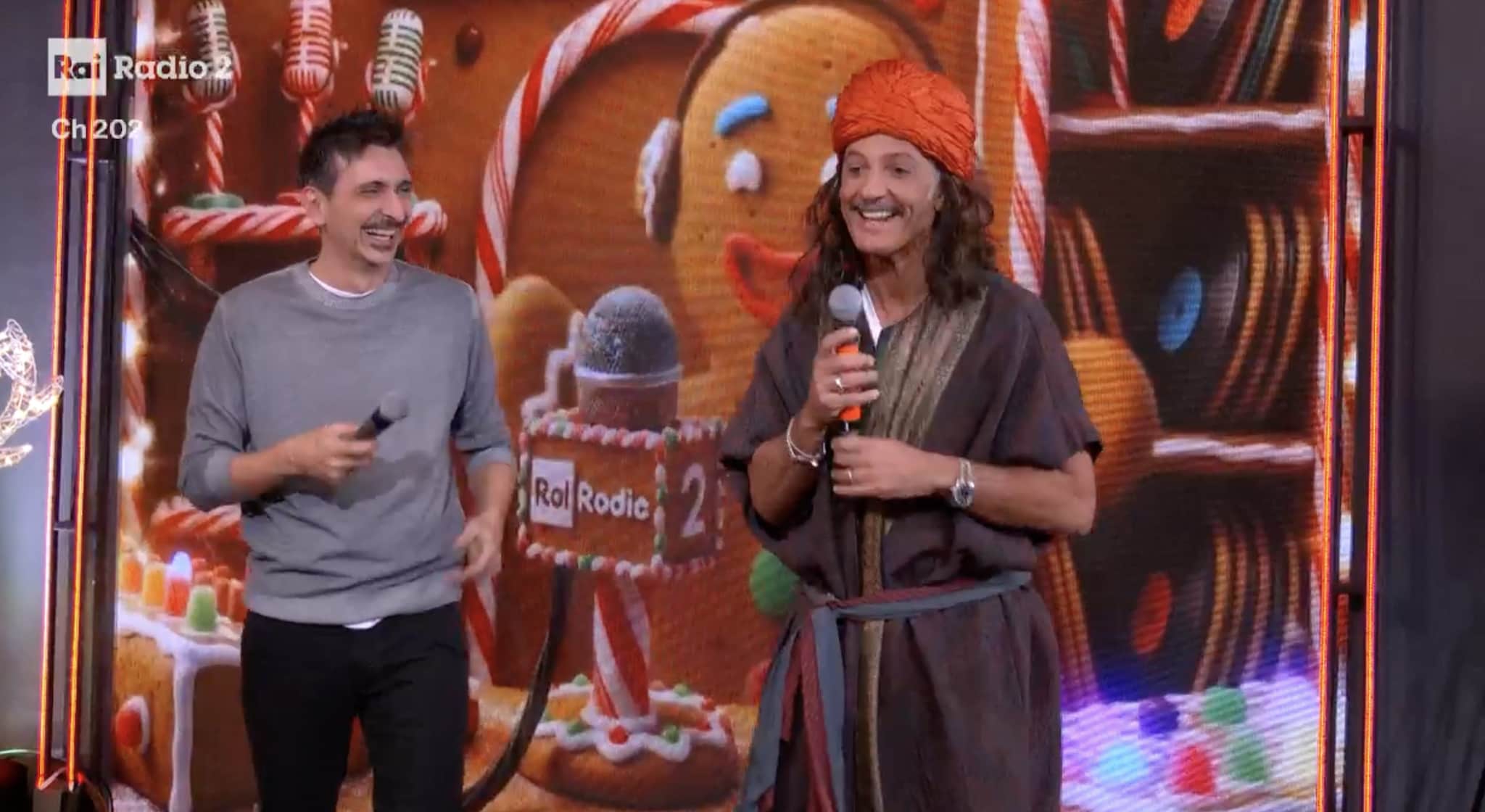 Fiorello vestito da Sandokan: "Can Yaman mette in crisi la mia eterosessualità, i vertici Rai stanno defibrillando Salgari"