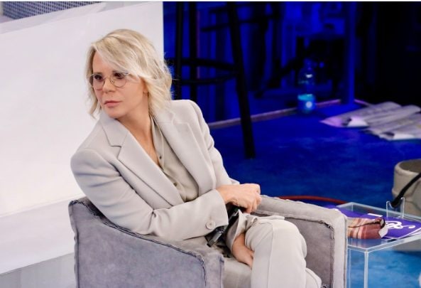 Amici 25, anticipazioni puntata del 7 dicembre: nessun eliminato, una maglia sospesa e gli ospiti