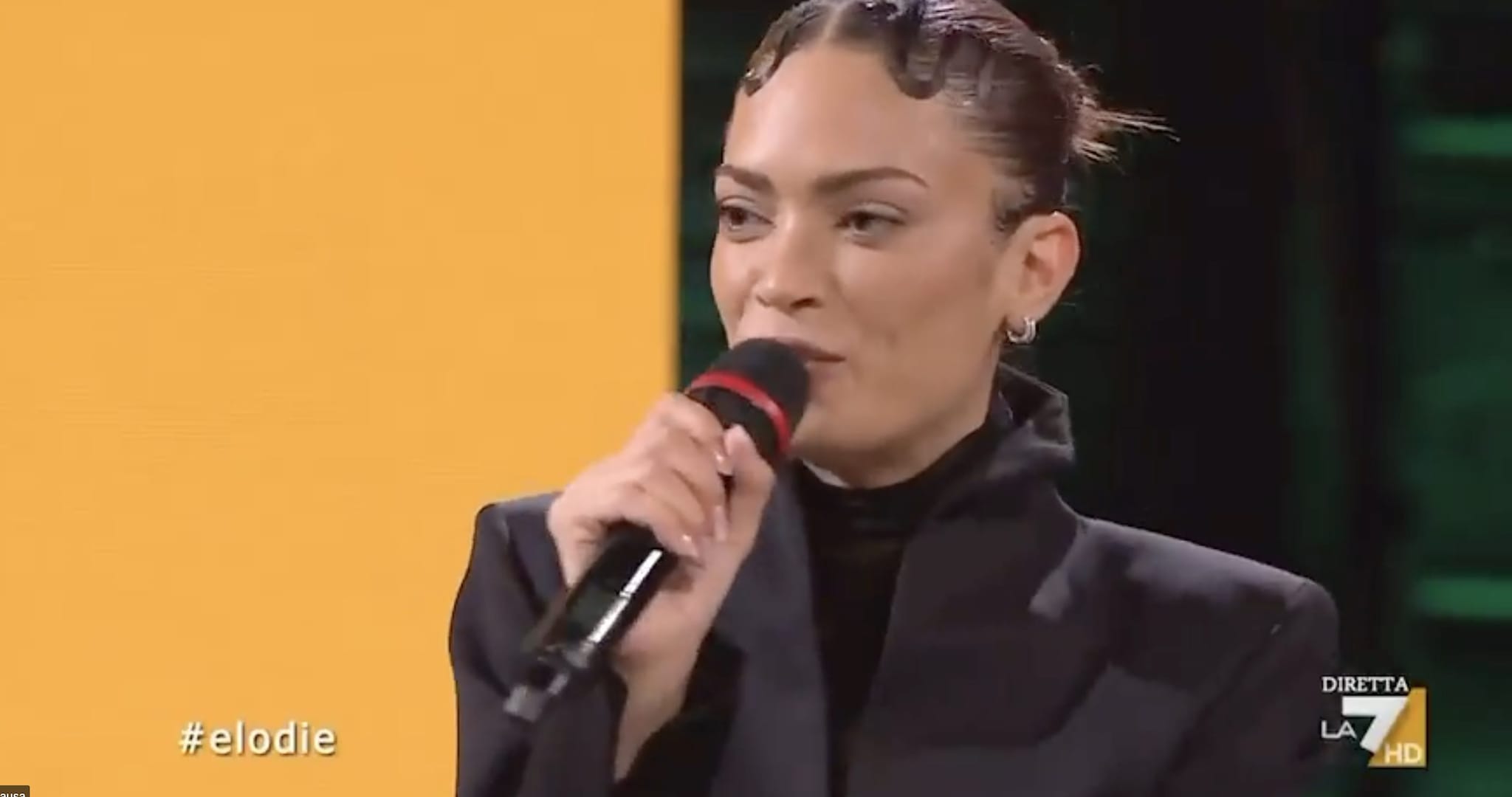 Elodie spiega il gesto di stizza nei confronti del fotografo: "Mi ha innervosita, sono fatta di carne anch'io"