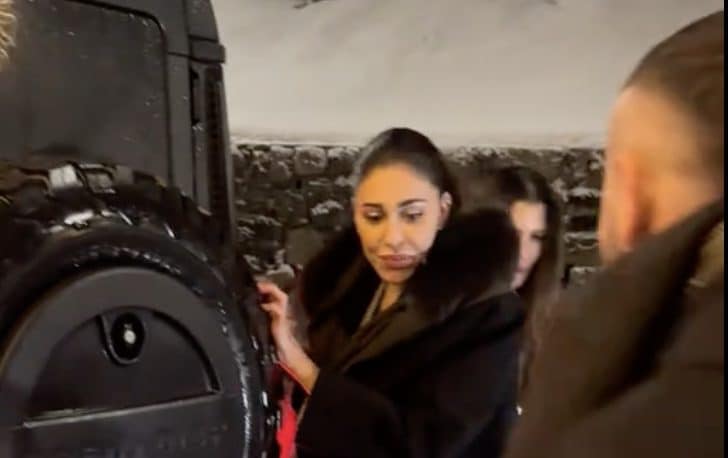Disavventura per Belen Rodriguez a St. Moritz: "Mi ha lasciata così, stavo cadendo", il video è virale