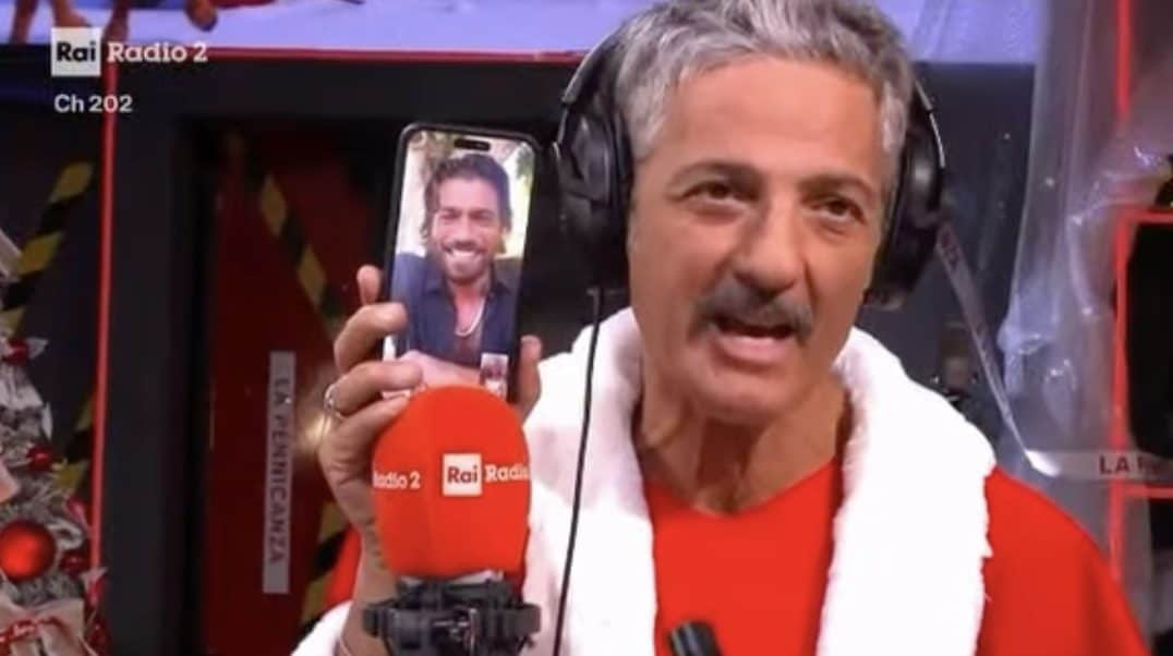 Can Yaman videochiama Fiorello a La Pennicanza, l'ironia del conduttore: "Parli italiano meglio di Salvini"