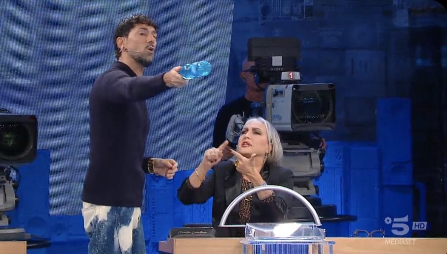 Ad Amici la prof Celentano ed Emanuel Lo litigano per 'colpa' di Maria De Filippi, lei ammette: "Ho sbagliato io"