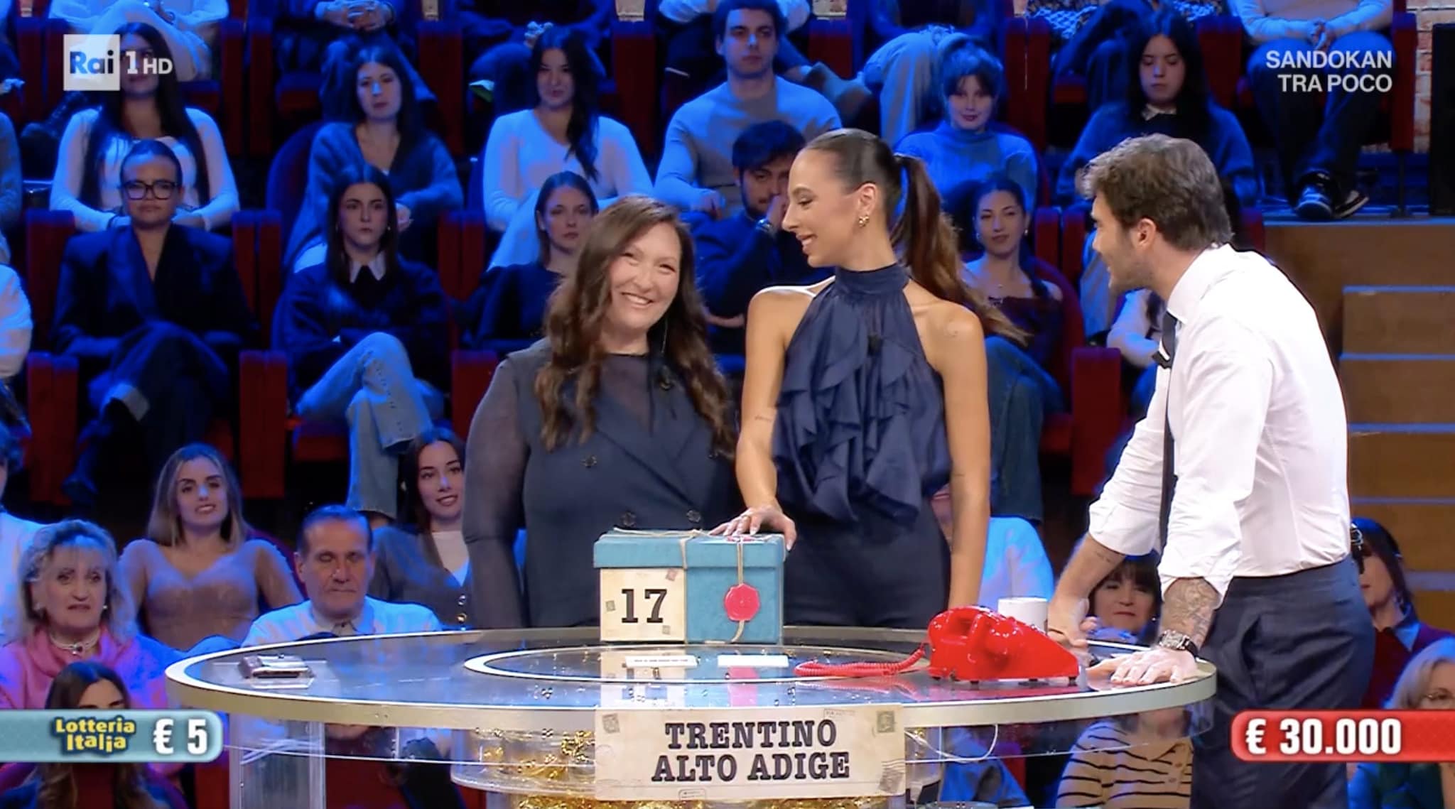 Giulia ad Affari Tuoi cambia il suo pacco, non segue l'istinto e perde i 300mila euro: quanto ha vinto