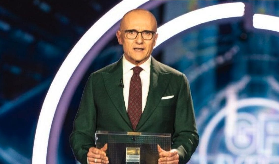 Alfonso Signorini sulle accuse di Corona di un sistema per entrare al GF: "Tutto in mano ai miei legali"