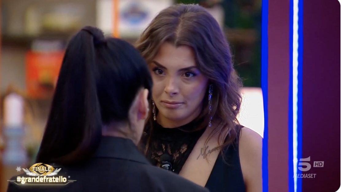 Grazia rincorre lo squillo del telefono al GF, riabbraccia la madre poi viene eliminata