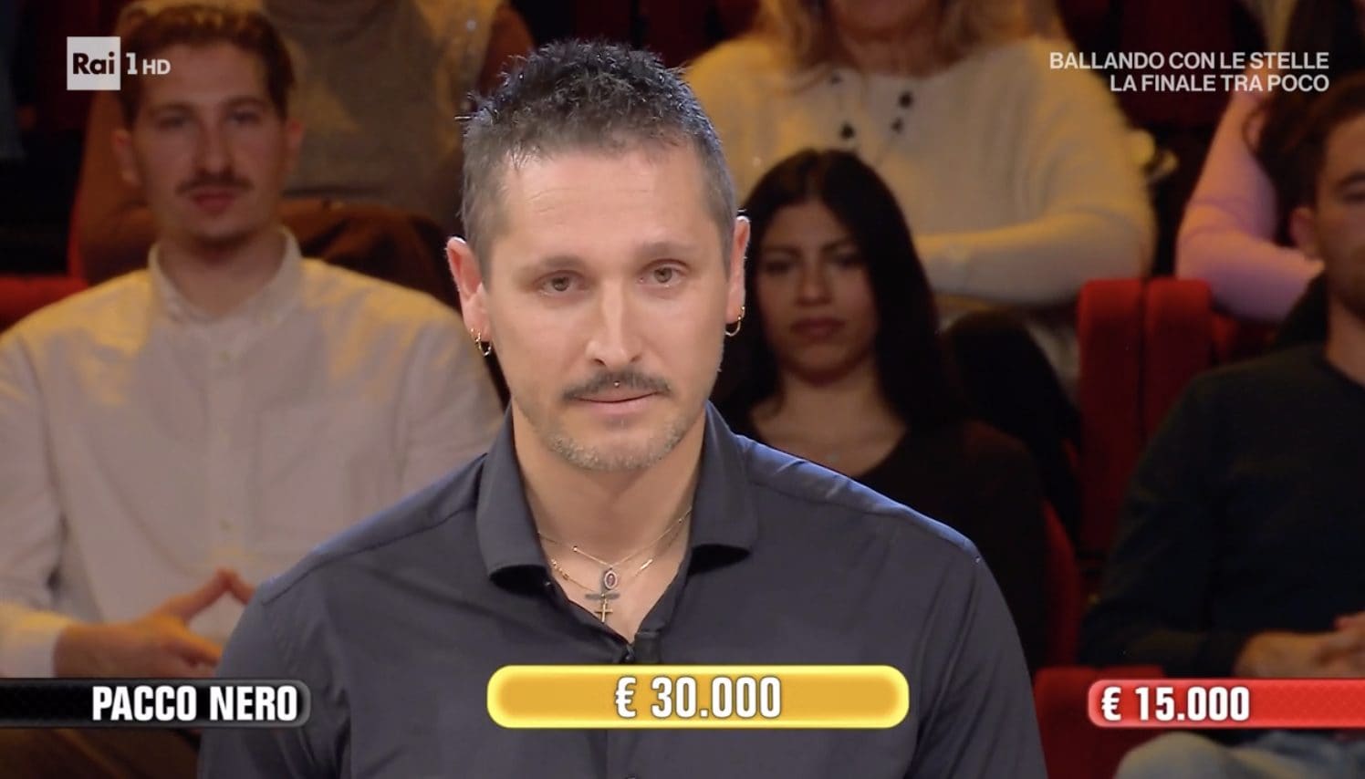 Ad Affari Tuoi, Vito sbeffeggia le offerte del Dottore: "Non le guardo neanche", poi perde tutto