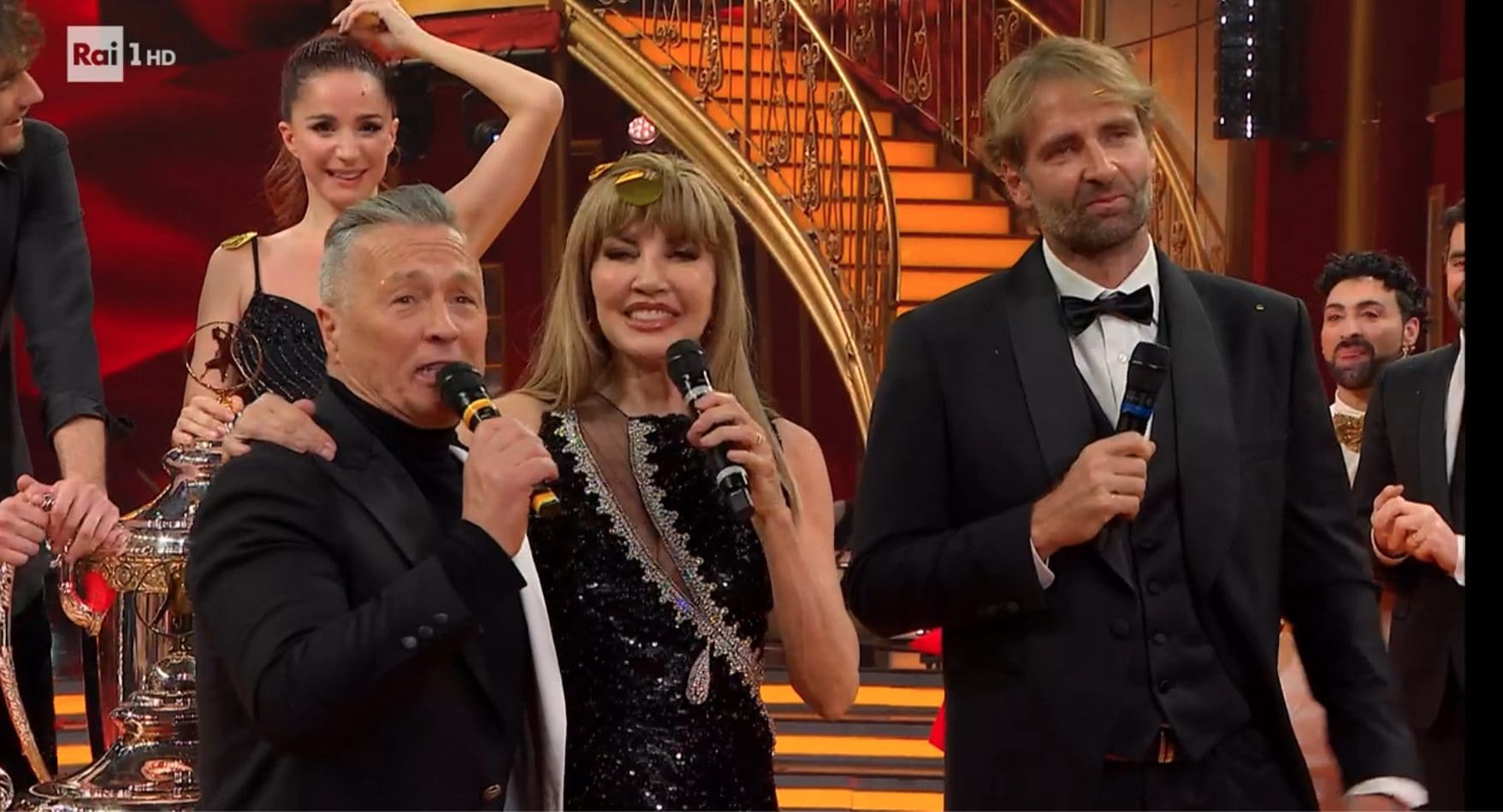 Paolo Belli che interviene sui saluti finali.