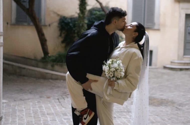 Valentina Vignali si sposa in tuta e sneakers, il matrimonio a sorpresa con Fabio Stefanini: "Marito e moglie"