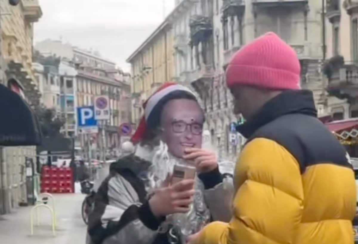 Tommaso Zorzi rincorso da creator con la maschera di Signorini: "Il prossimo sei tu", la reazione dell'ex del GFVip