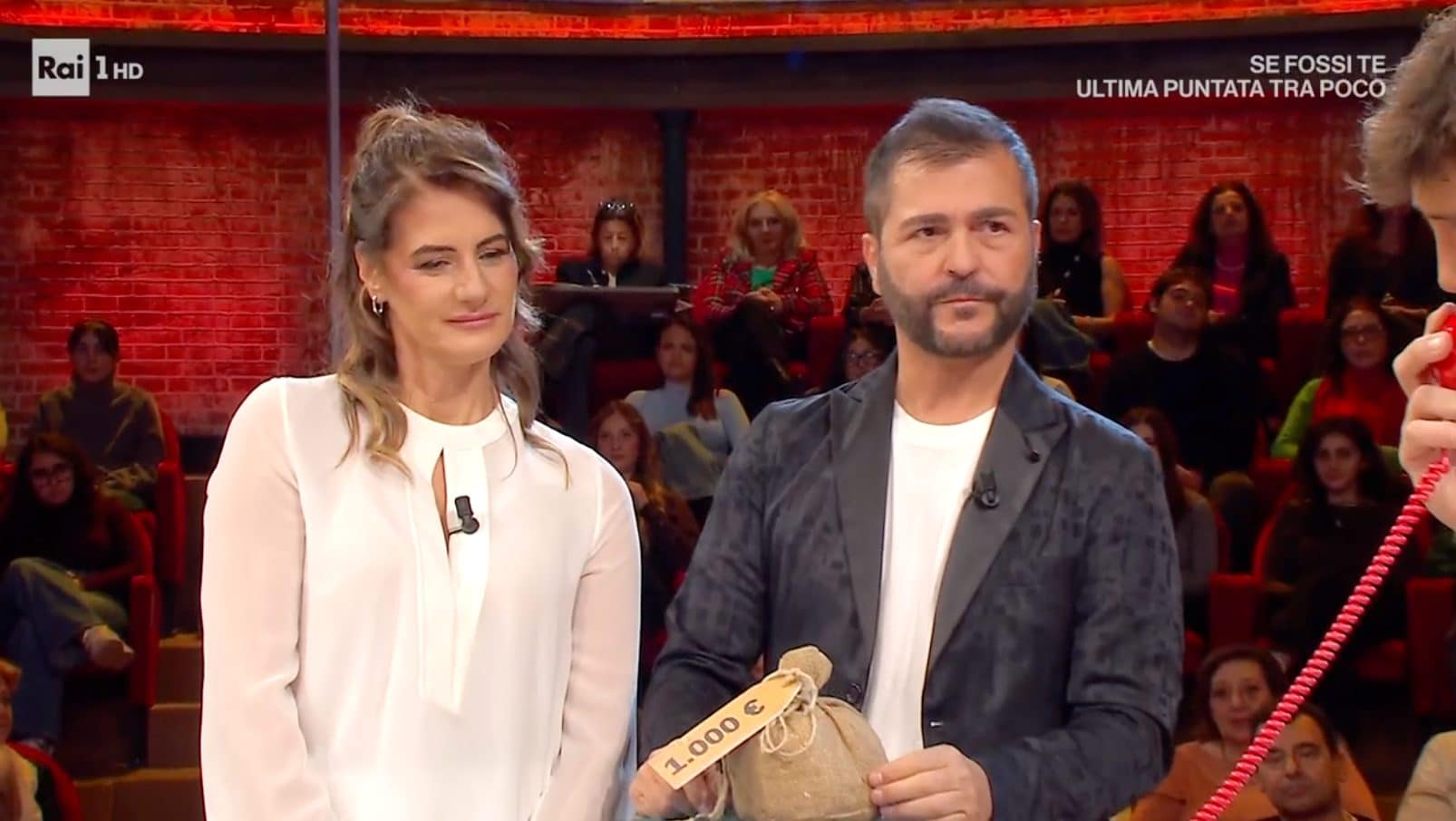 Giancarlo ad Affari Tuoi accetta l'assegno del dottore contro ogni aspettativa: "Sono soldi", il finale epico