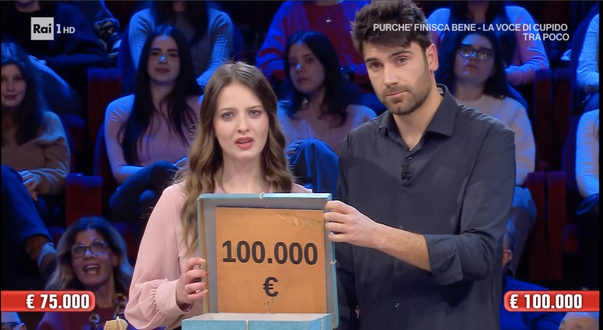 Affari Tuoi, la puntata del 30 dicembre: Roberto da Tolentino vince 100mila euro con un cambio dell'ultimo minuto
