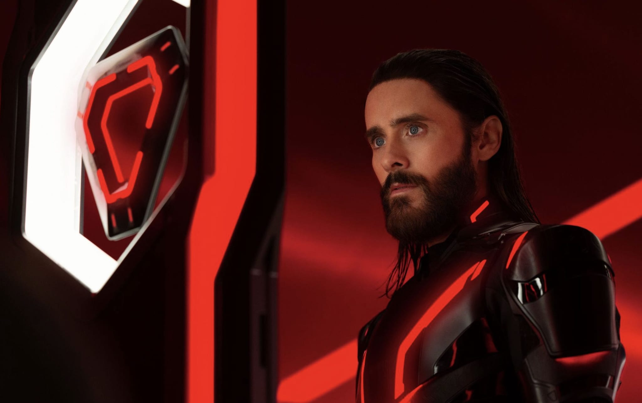 TRON: Ares arriva su Disney+: l'intelligenza artificiale invade il mondo reale nel terzo capitolo della saga