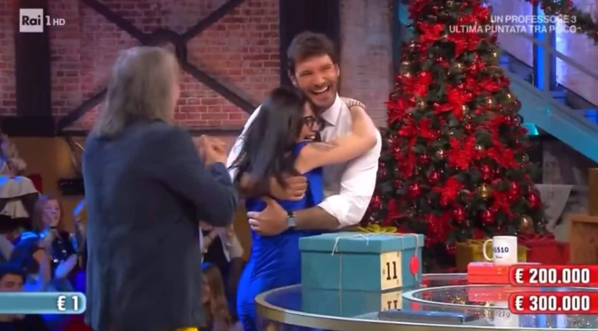 Bluette ad Affari Tuoi con il papà veggente: aveva indovinato al primo colpo il pacco da 300mila euro