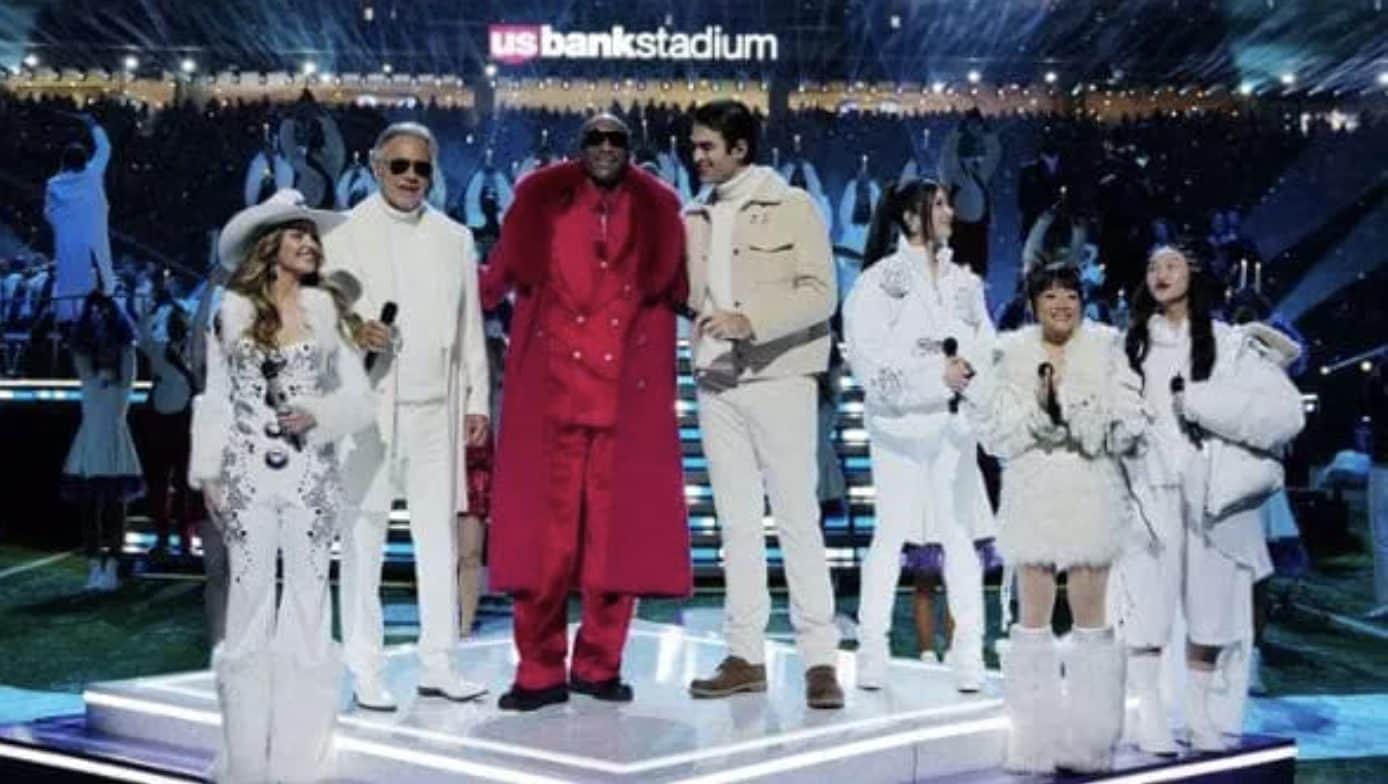 Andrea Bocelli e il figlio Matteo accanto a Snoop Dog, i due artisti a sorpresa cantano al Super Bowl di Natale