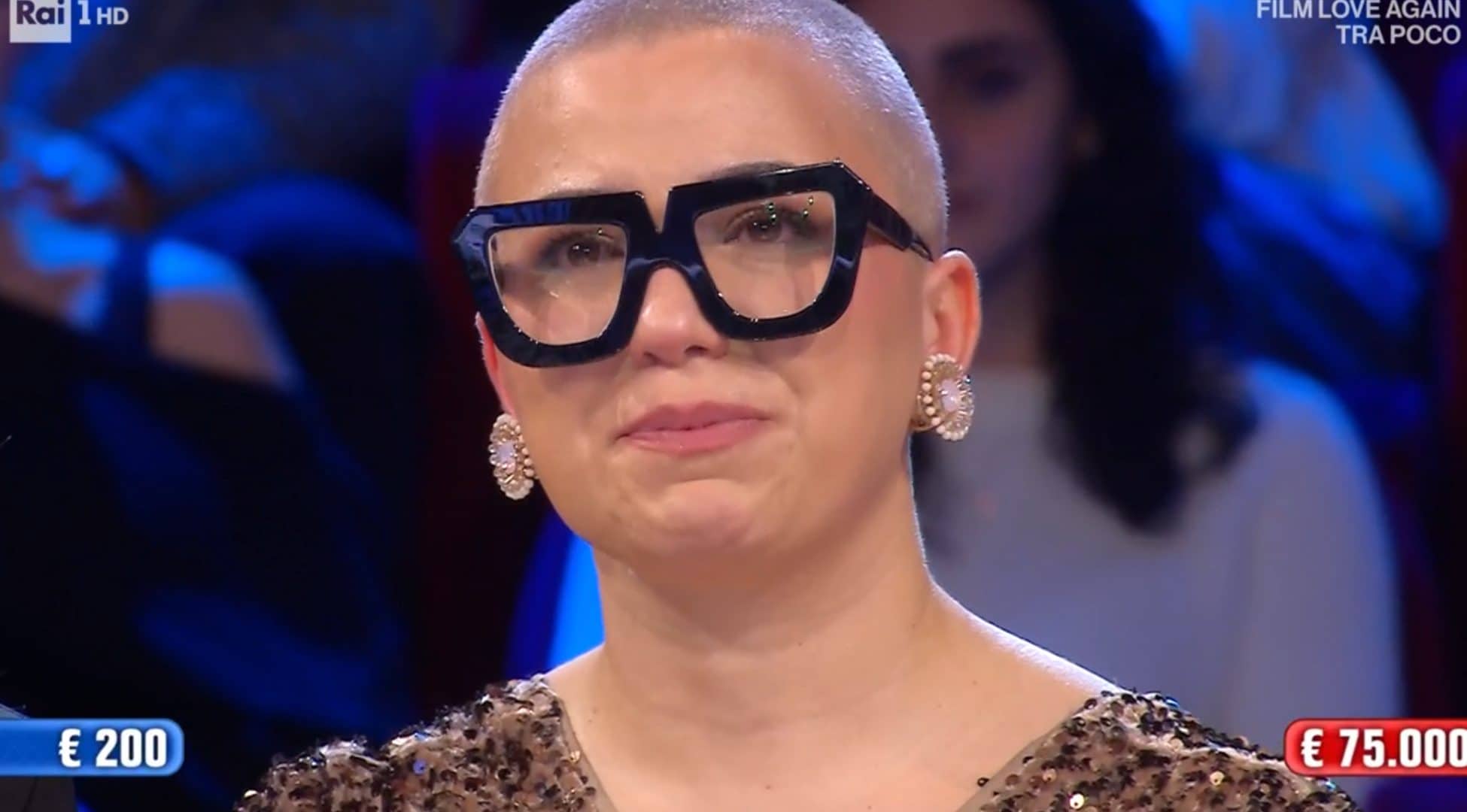 Cristina ad Affari Tuoi tenta l’azzardo all’ultimo tiro: cambia il pacco in onore della figlia e perde tutto