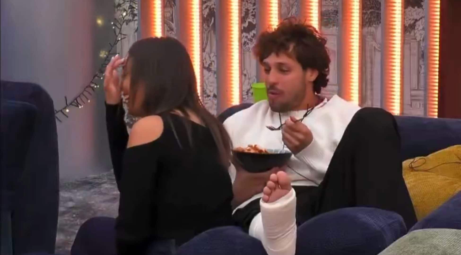 Mattia Scudieri torna nella Casa con la gamba fasciata e le stampelle, il video del suo infortunio