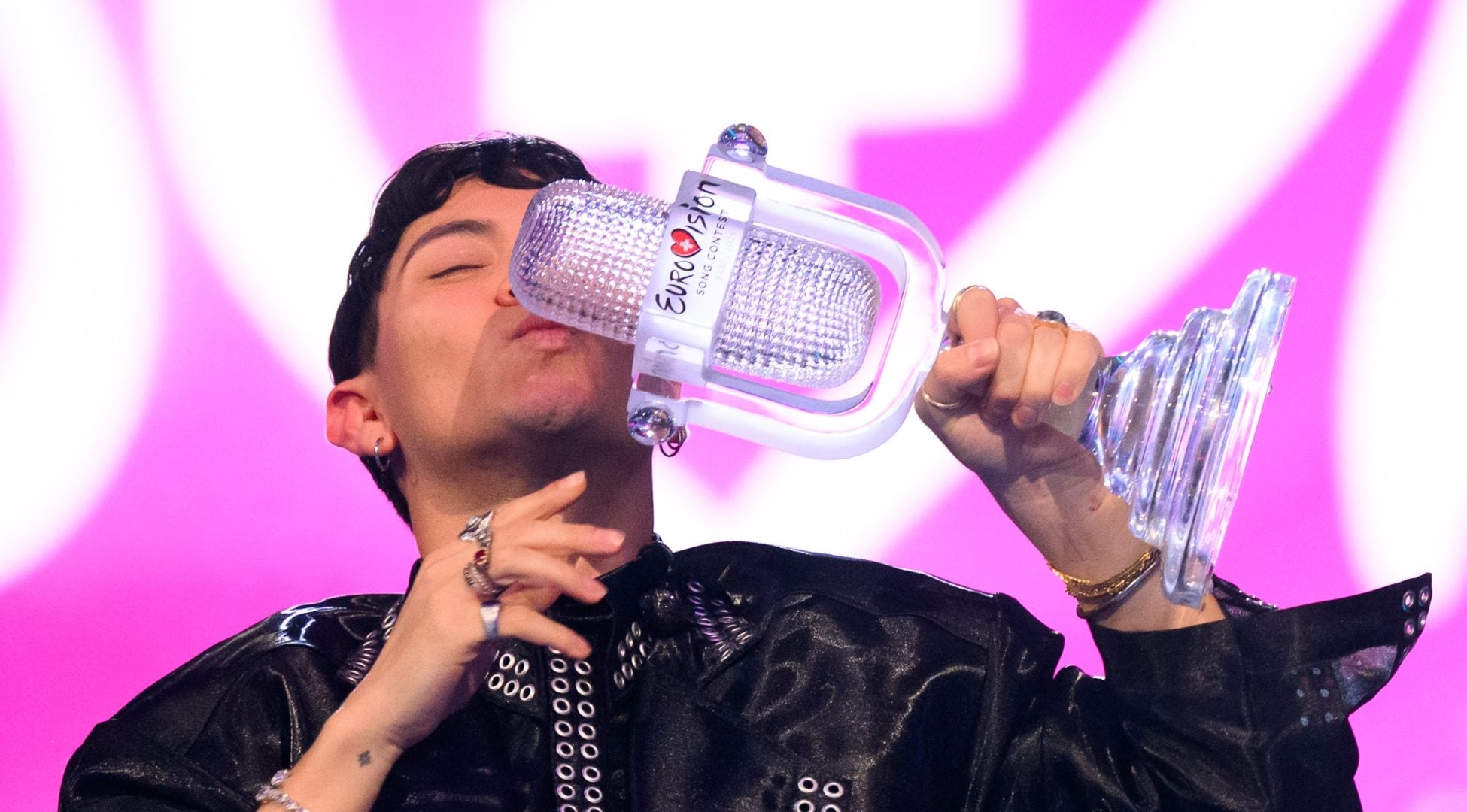 Nemo restituisce il trofeo dell'Eurovision contro Israele: "Tradisce i valori della gara"