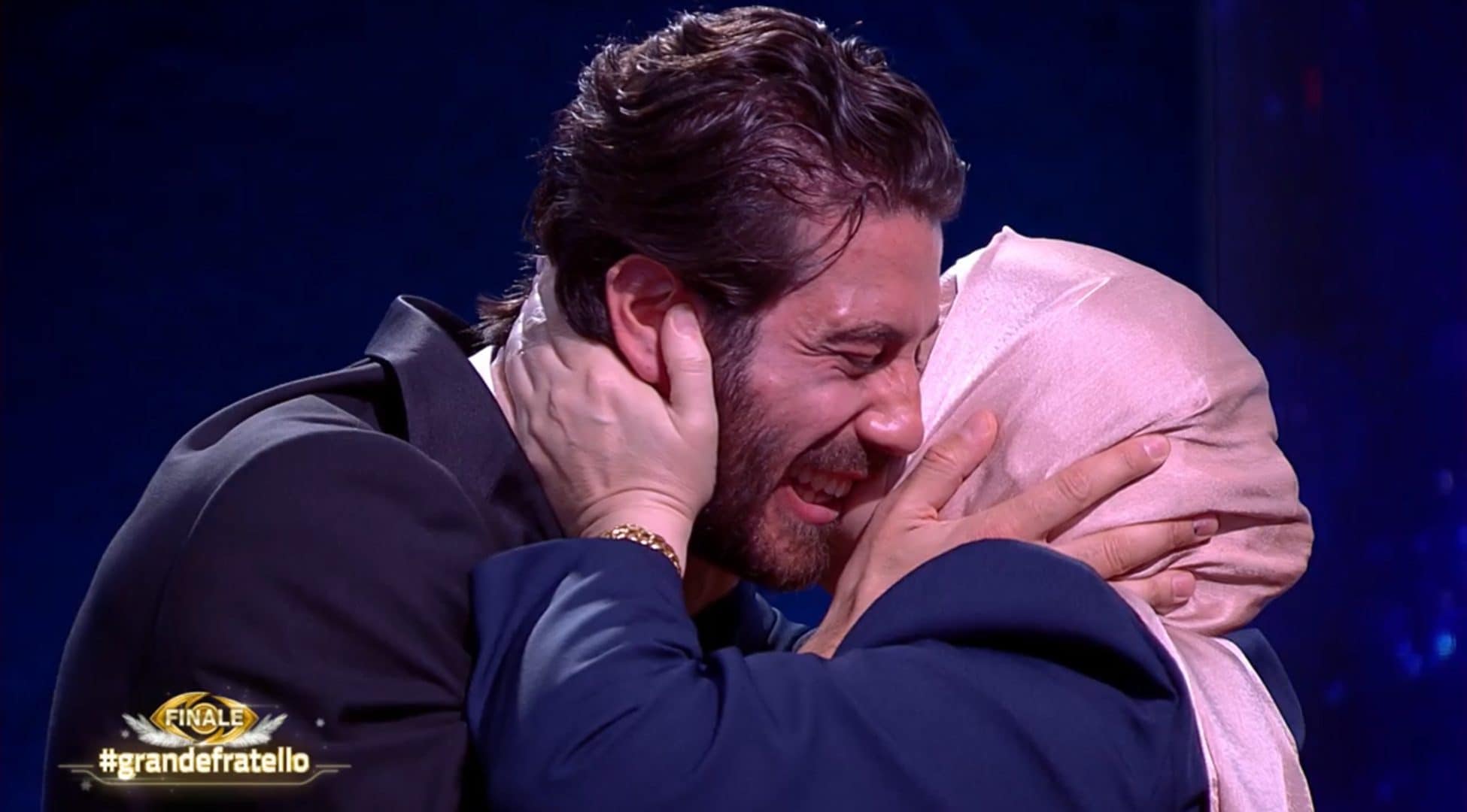 La madre di Omer Elomari in aereo per la prima volta per la finale del GF, ma il figlio è il primo eliminato