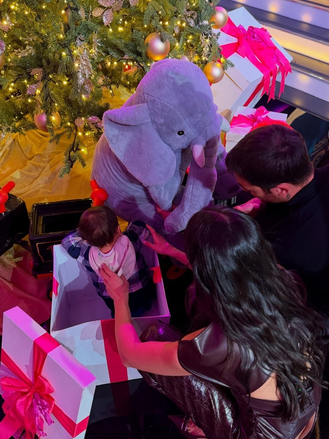 Pierpaolo Pretelli nello studio di The Cage insieme a Giulia Salemi e al figlio Kian