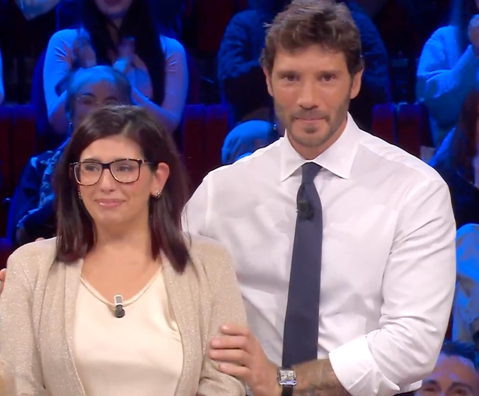 Stefano De Martino consola Cristina in lacrime per la figlia