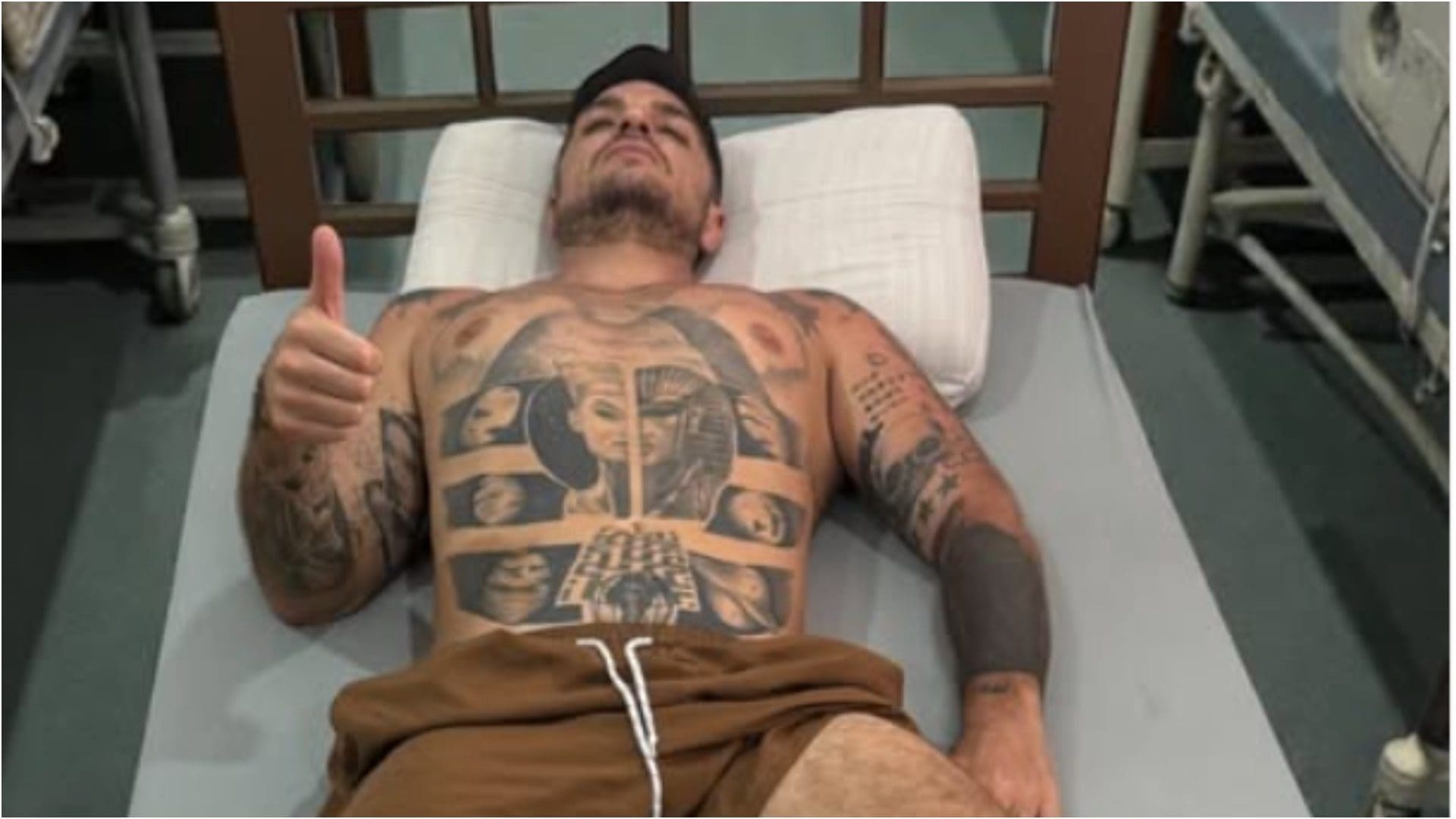 Disavventura per Luigi Favoloso: "Mi ha morso un serpente marino velenoso", il video dell'incidente